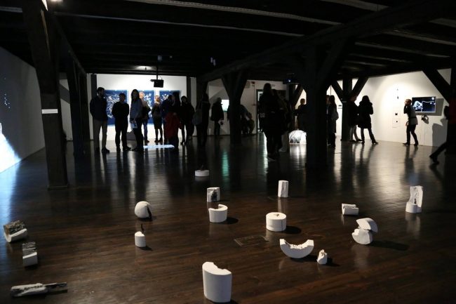 Wystawa Czarna dziura w galerii Wozownia w Turiuniu kuratorowana przez Urszulę Kluz-Knopek