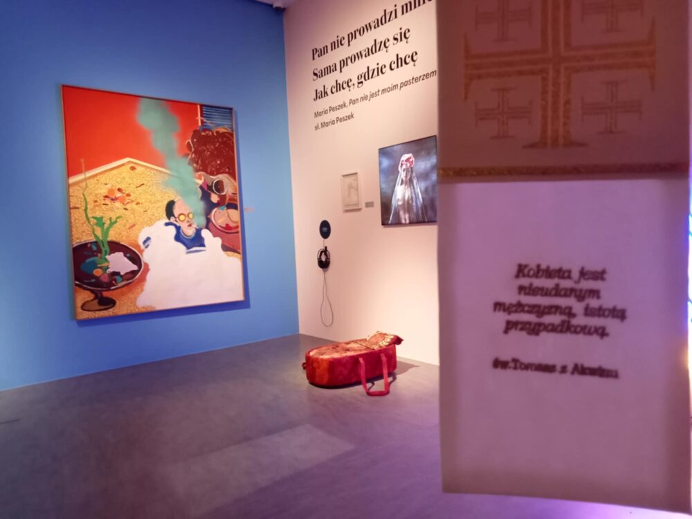 Fragment wystawy „Nie pytaj mnie o Polskę” – kilka prac w różnych technikach zaprezentowanych w przestronnej sali ekspozycyjnej CSW Toruń.